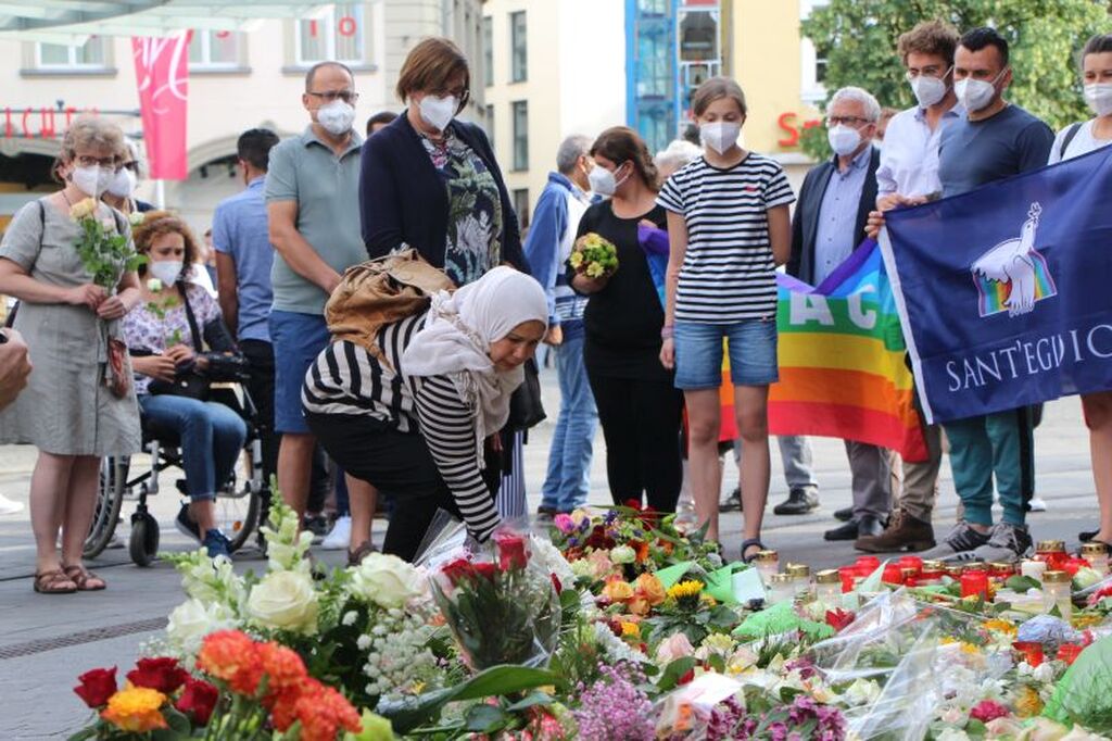 Flors, espelmes i una pregària en memòria de les víctimes de Würzburg